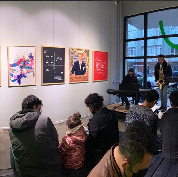 Fil Sanat Alan 98 Karma Tasarım Sergisi Açılış Sahnede saksafon ve piyono ile sanat galerisi açılışından bir kare