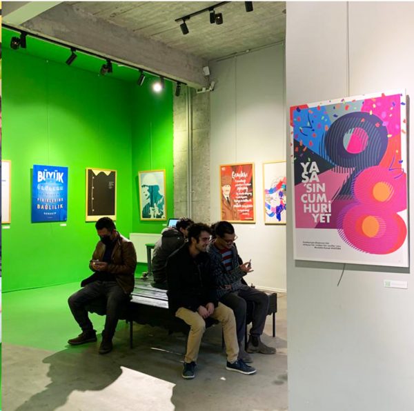 Fil Sanat Alan Sergileme Alanı izleme bankları Galeri izleme bankında oturan izleyiciler