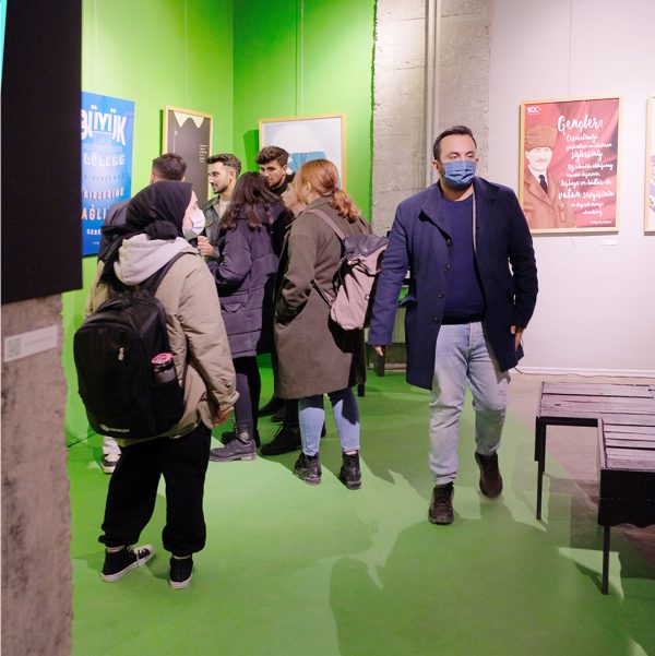 Fil Sanat Alan Sergileme Alanı Sanat galerisi açılışında eserleri gezen ziyaretçiler
