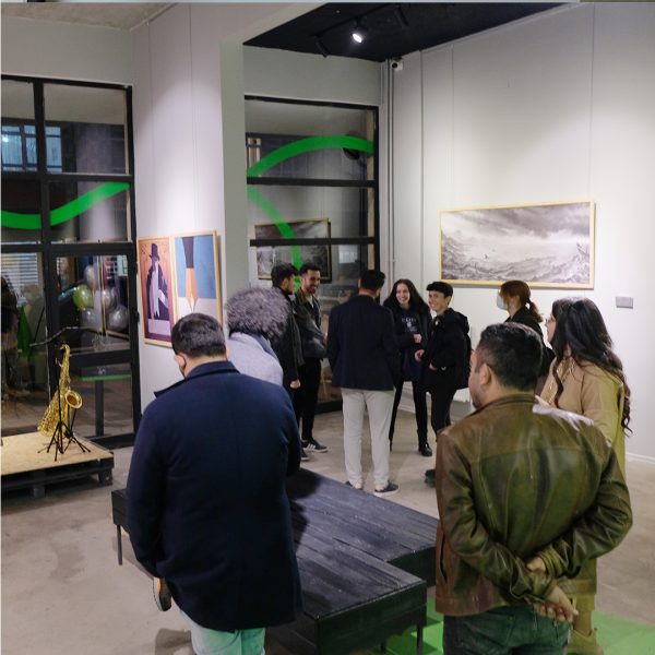Fil Sanat Alan 98 Karma Tasarım Sergisi Açılış Sanat galerisi açılışında izleyiciler